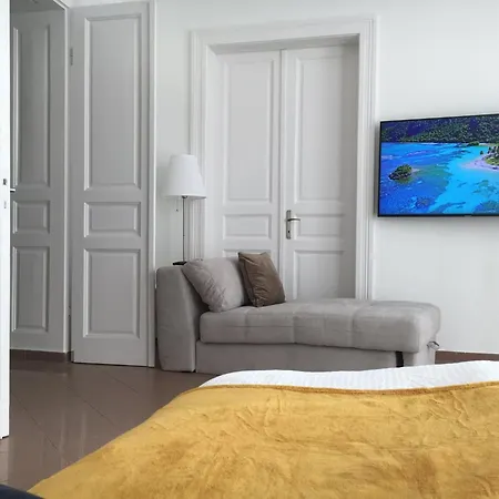 فيلة Koren Akaszto