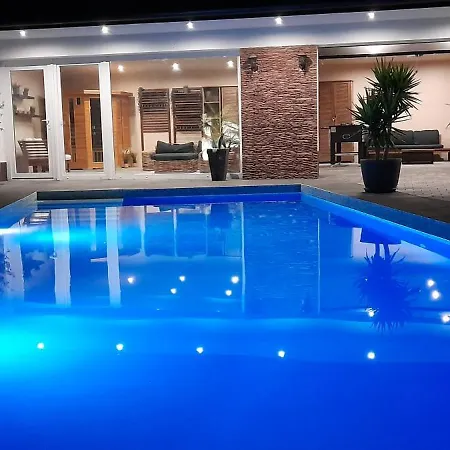 فيلة Koren Akaszto